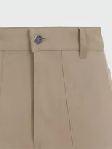 Pantalón de gabardina color beige, de corte palazzo, tiro alto y bolsillos laterales.