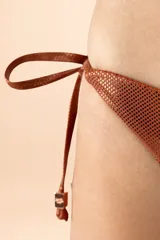 Bombacha de bikini con diseño de tiritas laterales para anudar, confeccionada en tela con textura microperforada en color caoba.