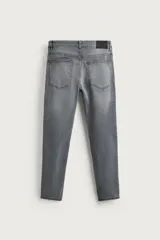 Jeans skinny cropped fit de corte ajustado y tiro medio, con diseño de cinco bolsillos y efecto lavado.