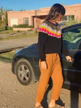 Sweater de punto grueso color negro con diseño geométrico multicolor en el pecho y cuello. Tejido a mano.