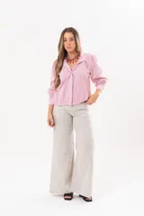 Camisa de manga larga con diseño a rayas rojas y blancas, cuello camisero y cierre frontal con solapa.