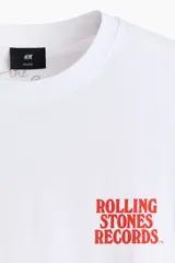 Remera de algodón blanca de corte holgado, con cuello redondo y diseño estampado de The Rolling Stones en el pecho.