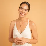 Anillo tipo alianza de oro 18k con engaste de circonias en la mitad superior.