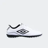 Championes de fútbol Umbro modelo Classico III, color blanco con detalles en negro, diseñados con suela de tapones para césped sintético.