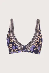 Top de bikini estilo triángulo fijo con diseño estampado en tonos oscuros, violeta y beige, con detalles de guardas geométricas en los tirantes.