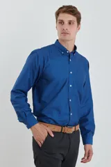 Camisa azul con microestampado blanco, de corte clásico, manga larga y cuello abotonado.
