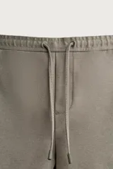 Bermuda regular fit de tejido elástico color blanco, con cintura elástica ajustable mediante cordón, bolsillos delanteros y bolsillos traseros de vivo.