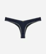 Bombacha de bikini de microfibra color azul marino, con diseño de pernera alta tipo asa delta y pespuntes blancos contrastantes en los bordes.