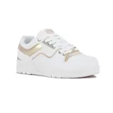 Championes Pony modelo M100 II, de diseño urbano en color blanco con detalles metalizados en dorado. Presentan una estructura robusta con perforaciones laterales para ventilación, cordones al tono y suela de goma con el logo de la marca grabado en el lateral.