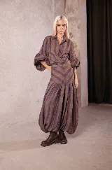 Babucha de lino con estampado de rayas verticales y diagonales, diseño holgado con elástico en los tobillos y cintura alta.