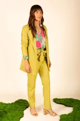 Blazer verde de cuero sintético, con solapas de muesca, cierre frontal con botones y bolsillos laterales.