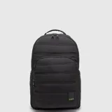 Mochila Bubba modelo Peyton, color negro, con diseño acolchado y compartimento para laptop de 15 pulgadas. Cuenta con cierre principal, bolsillo frontal con cierre y etiqueta de la marca en la parte inferior.