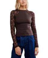 Top de calce al cuerpo color marrón oscuro, con cuello redondo y mangas largas de encaje floral marrón translúcido.