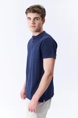 Remera azul marino de piqué con cuello mao y manga corta.