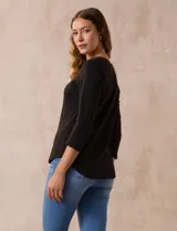 Remera de algodón negra, de corte clásico, con mangas tres cuartos y cuello redondo.