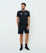 Remera deportiva masculina de corte regular, confeccionada en poliéster con tecnología Dry para mayor transpirabilidad. Presenta cuello redondo, mangas cortas con cinta lateral contrastante y estampado localizado con efecto heatprint en el pecho.