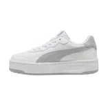 Championes Puma modelo Court Lally Skye, de diseño urbano con plataforma. Presenta una base blanca con detalles en color lila en la franja lateral, el talón, la lengüeta y la suela.