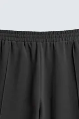 Pantalón relaxed fit color azul marino, confeccionado en tejido fluido con viscosa. Cuenta con cintura elástica ajustable con cordón interior, bolsillos laterales y bolsillos traseros de vivo. Las perneras tienen costura frontal y el bajo es ajustable con cremalleras laterales.