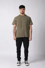 Remera de algodón con efecto gastado y acabado vintage, de corte semi oversize y cuello redondo.