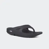 Sandalias tipo ojota de recuperación OOFOS, color negro, con diseño ergonómico de plataforma y tecnología OOfoam para mayor absorción de impacto y soporte del arco plantar.