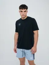 Remera deportiva Umbro Melt de manga corta y cuello redondo, color negro, con el logo de la marca bordado en celeste en el pecho.