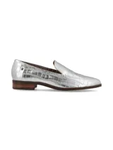 Mocasines de cuero plateado con textura de cocodrilo, punta fina y suela plana con taco bajo de madera.