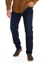 Pantalón jeans de corte modern fit y tiro medio, confeccionado en denim azul oscuro con costuras en contraste. Presenta cierre de cremallera y botón, con tecnología Natural Flex para mayor flexibilidad y comodidad.