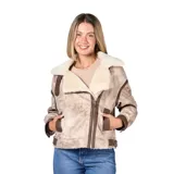 Campera estilo aviador con exterior de efecto gamuzado en tono beige y detalles en cuero sintético marrón. Cuenta con interior y solapas de piel sintética en color crema, cierre frontal cruzado y bolsillos laterales.