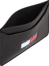 Tarjetero negro de cuero, poliéster y poliuretano, con logo de Tommy Jeans engomado en la parte delantera y múltiples ranuras exteriores para tarjetas.