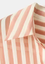 Camisa de lyocell semitransparente con estampado de rayas en tonos marrones y blancos, cuello camisero, manga larga y cierre frontal con botones.