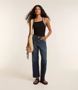 Musculosa negra de poliéster, viscosa y elastano, con escote cuadrado y tirantes anchos a rayas horizontales blancas y grises.