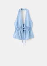 Top de denim suave color celeste con cuello halter, escote en V profundo y cordón ajustable en la cintura.