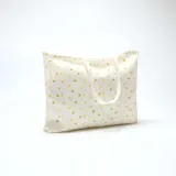 Bolso tipo tote bag XXL de tela blanca con estampado de limones y asas dobles.