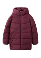 Chaqueta puffer estilo acolchado color bordó, con capucha ajustable y cierre frontal con cremallera.