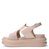 Sandalia de plataforma gruesa color nude, con capellada de tiras cruzadas que combinan material liso y charol. Posee tira ajustable con hebilla en el talón.