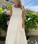 Vestido largo blanco con breteles finos y bordado de broderie.