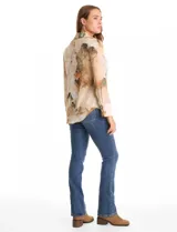 Camisa de gasa con estampado abstracto en tonos beige, verdes y marrones, marca Alex & Lili. Presenta cuello con solapa, escote en V, cierre frontal con botones y mangas largas con puños anchos abotonados.