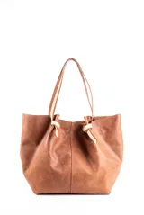 Bolso tipo shopper de cuero, color marrón, con textura granulada y diseño con nudos en los laterales. Cuenta con doble asa de hombro.