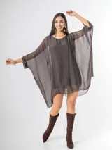 Vestido corto de seda italiana color marrón, con diseño amplio estilo remerón y mangas murciélago transparentes.