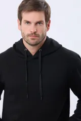 Hoodie canguro negro de felpa, con capucha y cordones ajustables al tono, bolsillo tipo ojal delantero y puños y cintura elásticos ribeteados.