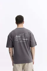 Remera de manga corta color marrón, con escote redondo y estampado de lettering en la espalda.