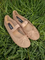 Chatitas doradas con detalle de moño y tira elástica.