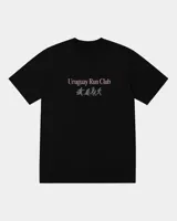 Remera negra de corte regular con estampado frontal que dice "Uruguay Run Club" en color rosado y siluetas grises de personas corriendo debajo.