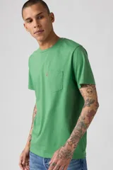 Remera verde de manga corta con bolsillo en el pecho.