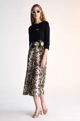 Falda midi de tiro alto con estampado de piel de serpiente en tonos marrones y beige.