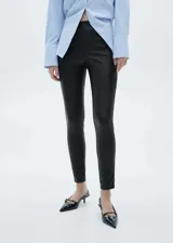 Leggings efecto piel en color negro, con diseño entallado y cintura elástica.