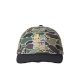 Gorra Rip Curl con diseño de camuflaje verde, marrón y negro en la corona, visera curva negra y bordado frontal con texto y silueta de surfista en tono amarillo y blanco.