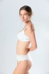 Bombacha vedetina de tiro alto con detalle de banda de tul transparente en la cintura. Confeccionada en tejido suave y elástico.