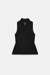 Chaleco negro entallado con cuello alto y cierre frontal con cremallera oculta, sin mangas y con bajo acampanado con volumen.