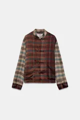 Camisa de satén con estampado de cuadros tartán en tonos marrones y beige, cuello mao, manga larga y cierre frontal con alamares.